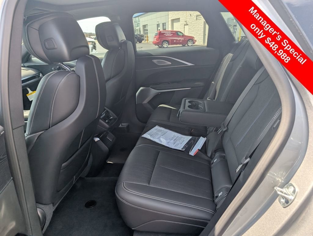 2025 Cadillac LYRIQ Luxury 3