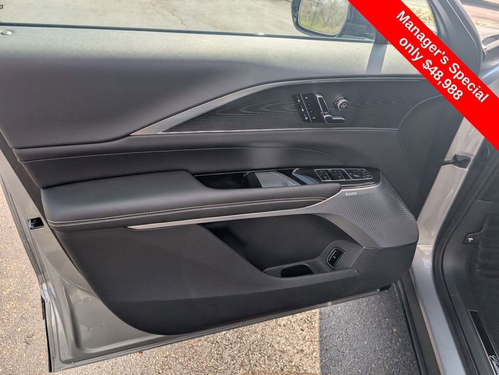 2025 Cadillac LYRIQ Luxury 3